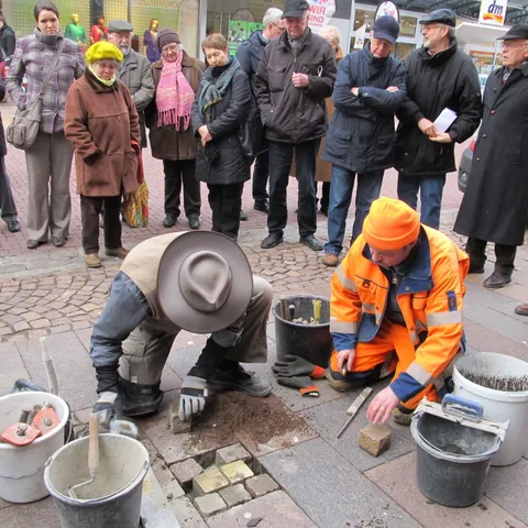 Einsetzen der Stolpersteine; Foto Recherchegruppe "Stolpersteine Nienburg/Weser"