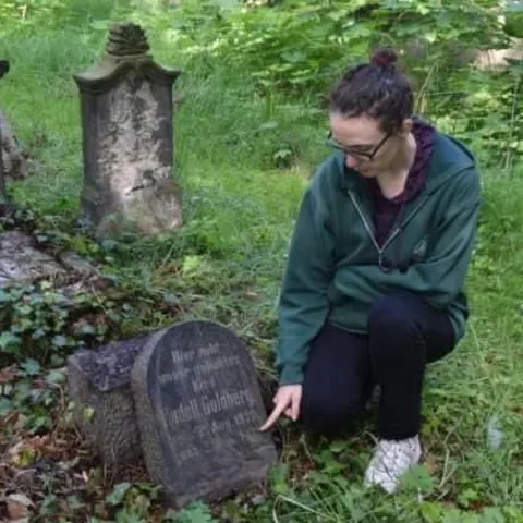 Lauren Leiderman with the grave of Rudolf Goldberg in the Görlitz Jewish Cemetery (2020).