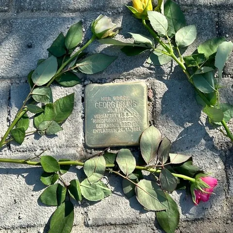 Hier wohnte GEORG BRUNS, Jg. 1887, verhaftet 16.9.1943 "Rundfunkverbrechen", Gefängnis Bremen, entlassen 24.11.1944