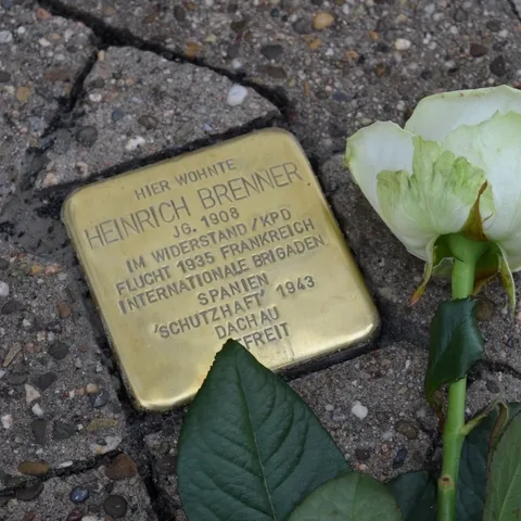Der Stolperstein von Heinrich Brenner am Verlegungstag im Juni 2021