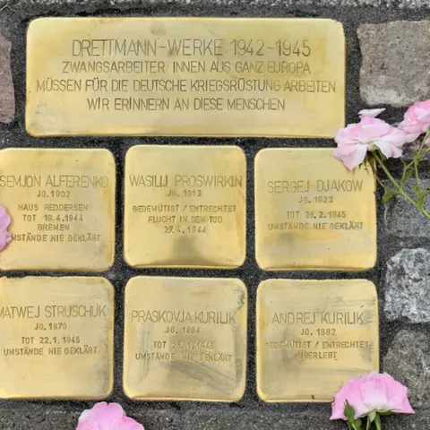 Drettmann-Werke 1942-1945 Zwangsarbeiter-/innen aus ganz Europa müssen für die deutsche Kriegsrüstung arbeiten Wir erinnern an diese Menschen MATWEJ STRUSCHUK JG. 1879 TOT 22.1.1945 UMSTÄNDE NIE GEKLÄRT WASILIJ PROSWIRKIN JG. 1913 GEDEMÜTIGT / ENTRECHTET FLUCHT IN DEN TOD 27.4.1944 SERGEJ DJAKOW JG. 1923 TOT 28.2.1945 UMSTÄNDE NIE GEKLÄRT PRASKOVJA KURILIK JG. 1884 TOT 26.1.1945 UMSTÄNDE NIE GEKLÄRT ANDREJ KURILIK JG.1882 GEDEMÜTIGT / ENTRECHTET ÜBERLEBT SEMJON ALFERENKO JG.1902 HAUS REDDERSEN TOT 19.4.1944 BREMEN UMSTÄNDE NIE GEKLÄRT