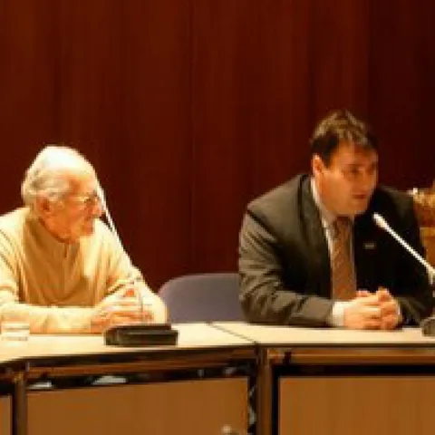 Fred Stern, Enkel von Lazarus Goldstein, warb gemeinsam mit Ulrich Herlitz vom Geschichtsverein Grevenbroich, im Rat der Stadt Grevenbroich anlässlich seines Besuches 2009 in Grevenbroich für die Stolpersteinaktion.