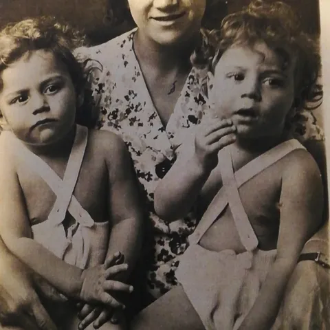Die Zwillinge waren 4 Jahre alt, als die Gestapo die Familie abholte und am 28. April 1942 "nach Osten" deportierte. Ihre kleine Schwester Bela war erst 7 Wochen alt. Die ganze Familie wurde 1942 in Izbica ermordet. Die Stolpersteine werden regelmäßig von Ernst Grube (Jg. 1932) besucht. Erna Berenz war die Schwester seiner Mutter. Das Video zeigt ein Porträt des Münchener Ehrenbürgers, der sich zeitlebens der Erinnerungsarbeit verschrieben hat.