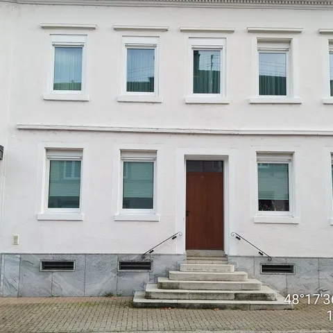 Wohnhaus, die Steine liegen links vor der Treppe