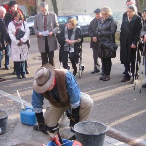 Stolpersteinverlegung durch Gunter Deming für Boris Ledermann im Beisein seiner Schwester (DENK-ZEICHEN, 2012)