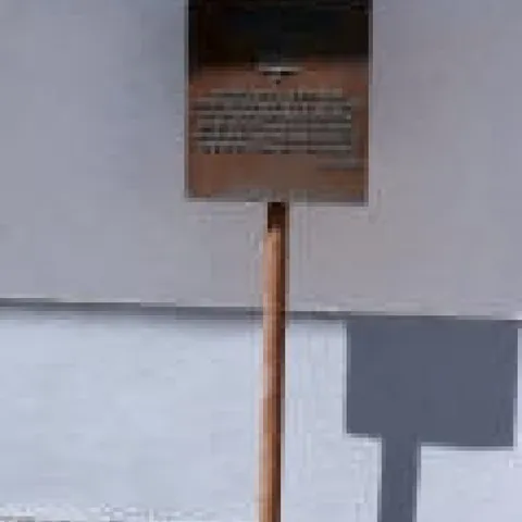 Hinweisschild Synagogengasse mit Tafel