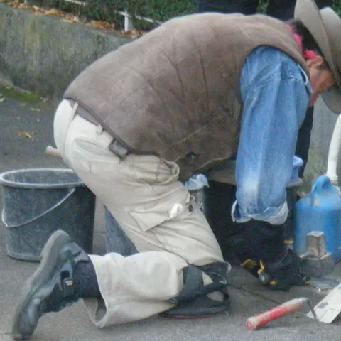 An der Stolpersteinverlegung durch Gunter Demnig im November 2011 nahmen Familienangehörige von Erich Ruthardt und eine Klasse der Ameisenbergschule teil.