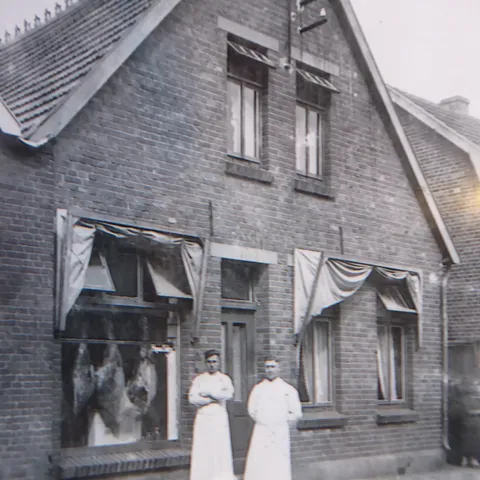 Fleischerei Cohen Alte Synagogenstraße 5, Nordhorn mit Isaak Cohen (rechts) und einem Gesellen