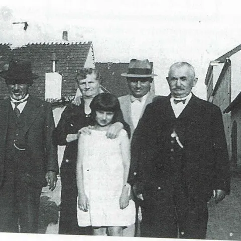von links nach rechts: Seligmann Haas, Rosa Löw, Albert Haas, Louis Löw, vorne: Ilse Haas; Mitte der 1930iger