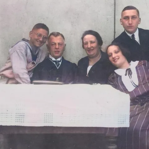 An early photo of the Kupferberg Family From left to right: Erwin, Ismar, Hedwig, Ilse and their cousin Photo courtesy of the Peri Family