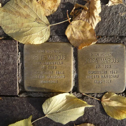Stolpersteine von Grete und Rosa Marcus. Foto Recherchegruppe "Solpersteine Nienburg/Weser"