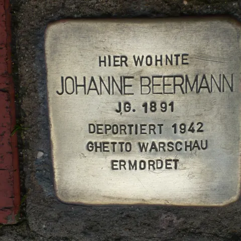 Stolperstein in Nienburg : Mühlenstraße 12 Johanne Beermann. Foto Recherchegruppe "Stolpersteine Nienburg/Weser"