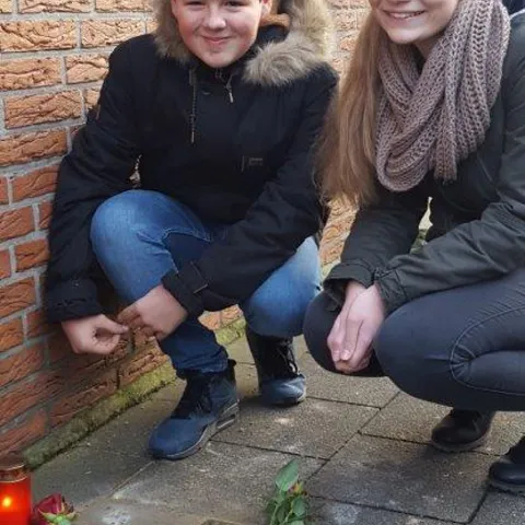 Die beiden amtierenden Nachwuchsmajestäteten der Gindorfer Bruderschaft, Nele Kremer und Jan Rodrigo vom Gustorfer Bürgerschützenverein erinnerten im Rahmen der Verlegung am 15. Dezember 2015 mit bewegenden Worten an die alteingesessene jüdische Familie Kaufmann.