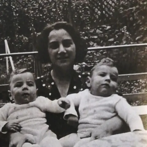 Erna Berenz mit ihren Zwillingen Abraham und Manasse, geboren am 27. November 1937 in Darmstadt, ermordet am 1942 in Izbica