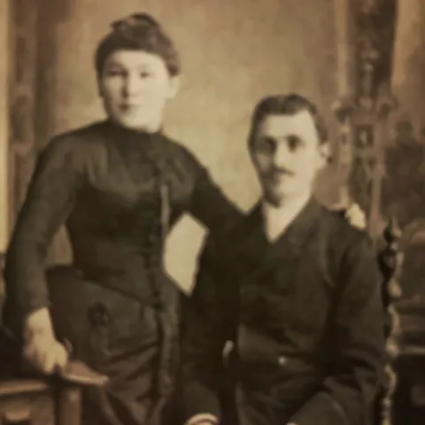 Regina und Jacob Schlesinger, Familienfoto im Bestand der Nachfahren, abgedruckt in "Es muss noch etwas anderes geben als Angst und Sorge und Herrn Hitler": Die Liebesgeschichte von Artur und Grete" Autor Gerhard Spörl (2016)