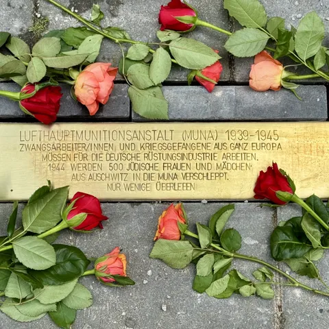 Lufthauptmunitionsanstalt Lw.2/XI "MUNA" ( 1939 – 1945 ) Zwangsarbeiter / innen und Kriegsgefangene aus ganz Europa mussten hier für die deutsche Kriegsrüstung arbeiten 500 jüdische Frauen und Mädchen aus Ungarn wurden im August 1944 aus dem KZ Auschwitz in die Muna deportiert Nur wenige überlebten und konnten wieder heimkehren