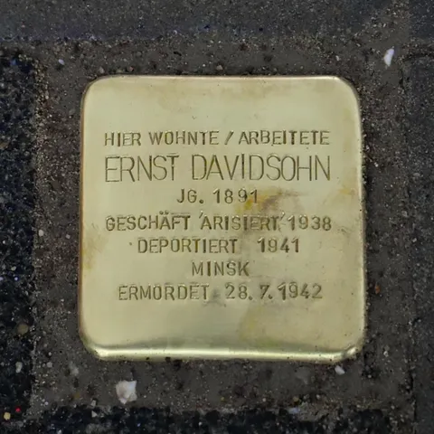 HIER WOHNTE / ARBEITETE ERNST DAVIDSOHN JG.1891 GESCHÄFT ARISIERT 1938 DEPORTIERT 1941 MINSK ERMORDET 28.7.1942
