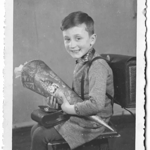 Reuven in Görtliz with his Zückertütte Photo courtesy of the Peri Family