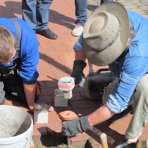 Stolperstein in Nienburg : Mühlenstraße 12 Einbau des Steines durch den Künstler Gunther Demnig. Foto Recherchegruppe"Stolpersteine Nienburg/Weser"