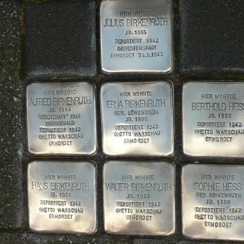 Stolpersteine der Familien Birkenruth und Hess; Foto Recherchegruppe"Solpersteine Nienburg/Weser"