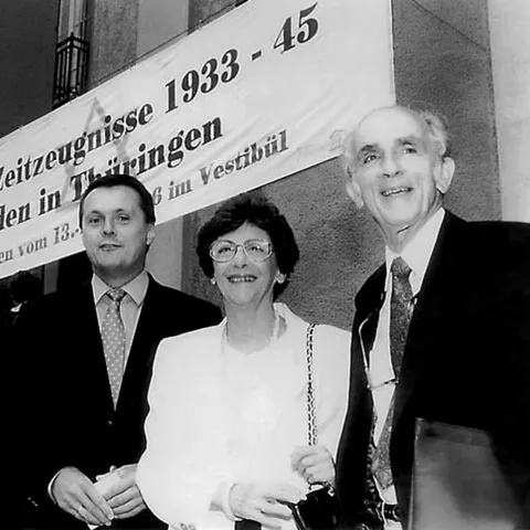 August 1996: Ludwig Mühlfelder (r.) mit seiner Frau Beatrice und Oberbürgermeister Dr. Martin Kummer vor dem Haus „Philharmonie“