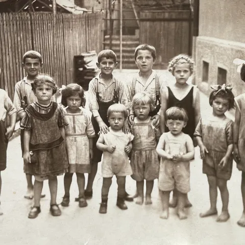 Kinder in der Hindenburgstraße in den 30er Jahren, Lina ganz rechts im Bild. Quelle: Fotoaufnahme im Familienbesitz
