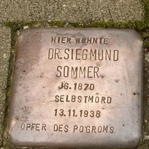 Stolperstein von Dr. Siegmund Sommer. Seine Gemahlin überlebte den Suizidversuch.