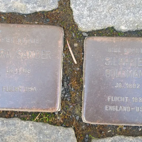 Stolpersteine für Flora Sander, Jahrgang 1868, Flucht in die USA und Siegfried Goldmann, Jahrgang 1892, Flucht 1938 nach England und 1947 in die USA
