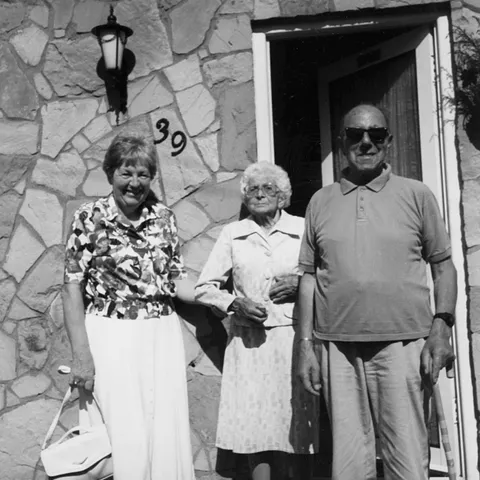 Paula (Mitte) und Walter Salomonson - vor ihrem Haus in Edgeware (GB) mit der Besucherin Annie Kahle aus Nordhorn