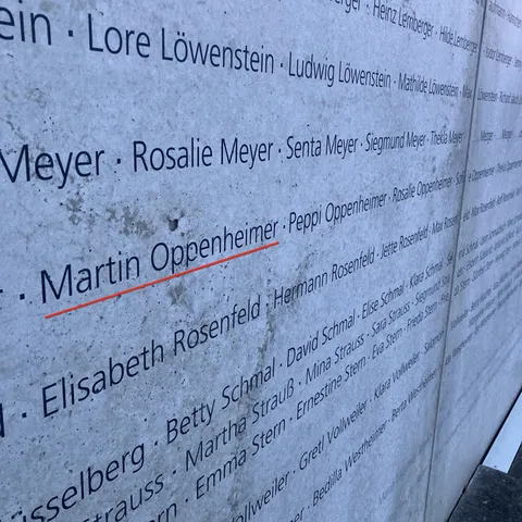 Gedenkort "Zeichen der Erinnerung", Stuttgart Nordbahnhof Von diesen Bahnanlagen wurden die Juden aus Württemberg deportiert. An der Namenswand sind die Opfer genannt, darunter auch Martin Oppenheimer. DENK-ZEICHEN e.V.