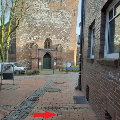 Umgebungsansicht mit Blick Richtung Osten (St. Wilhadikirche) zu Stolperstein Frieda Pogoda
