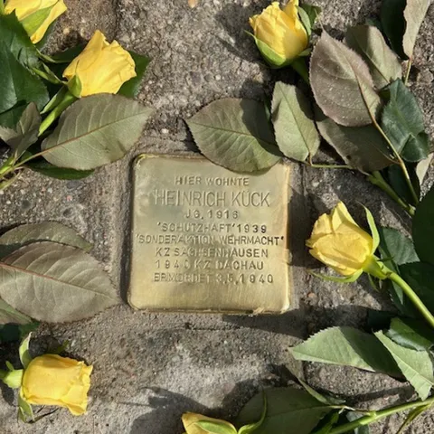 Hier wohnte Heinrich Kück Jg.1916 "Schutzhaft" 1939 "Sonderaktion Wehrmacht" KZ Sachsenhausen 1940 KZ Dachau ermordet 3.5.1940