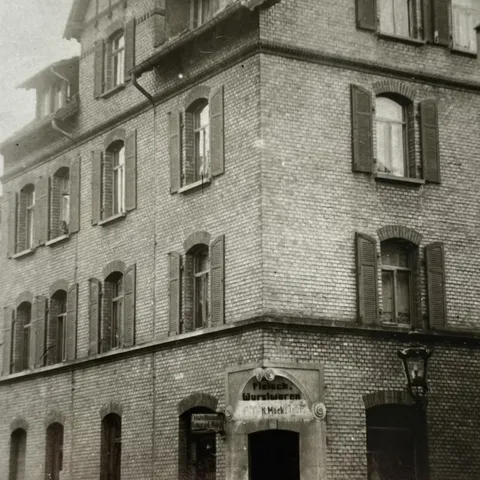 Das Wohnhaus der Familie in den 30er Jahren, im EG das Ladengeschäft der Metzgerei Quelle: Fotoaufnahme im Familienbesitz