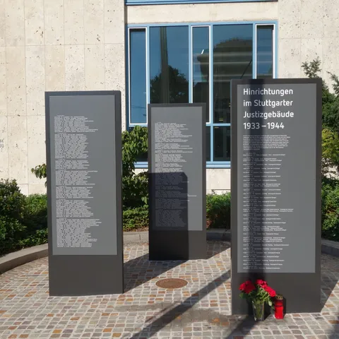 Die drei Stelen vor dem Landgericht Stuttgart in der Urbanstraße 20 erinnern an die 423 Frauen und Männer, die während der NS-Zeit im Lichthof des Gerichts mit dem Fallbeil hingerichtet wurden.