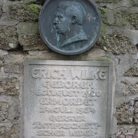 Gedenkplatte am Fuß der Louisenhöhe
