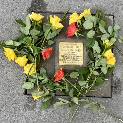 Hier wohnte Johann Hans Georg Mahnken Jg. 1927 Eingewiesen 1931 Rotenburger Anstalten "Verlegt" 1.10.1941 Heilanstalt Eberswalde Tot 7.4.1942