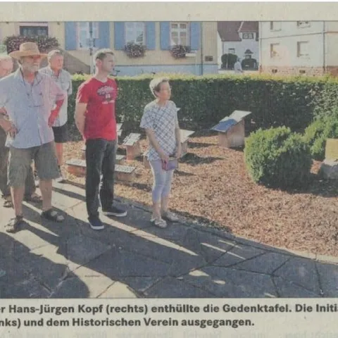 Bild von der Enthüllung der Gedenktafel im Jahr 2009