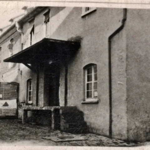 Wohn- und Geschäftshaus in der Wettgasse 10. Die Rampe wurde erst nach dem 1940 erfolgten Verkauf angebaut (Foto: privat)
