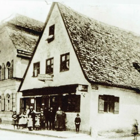 Synagoge vor 1938 (links im Bild)